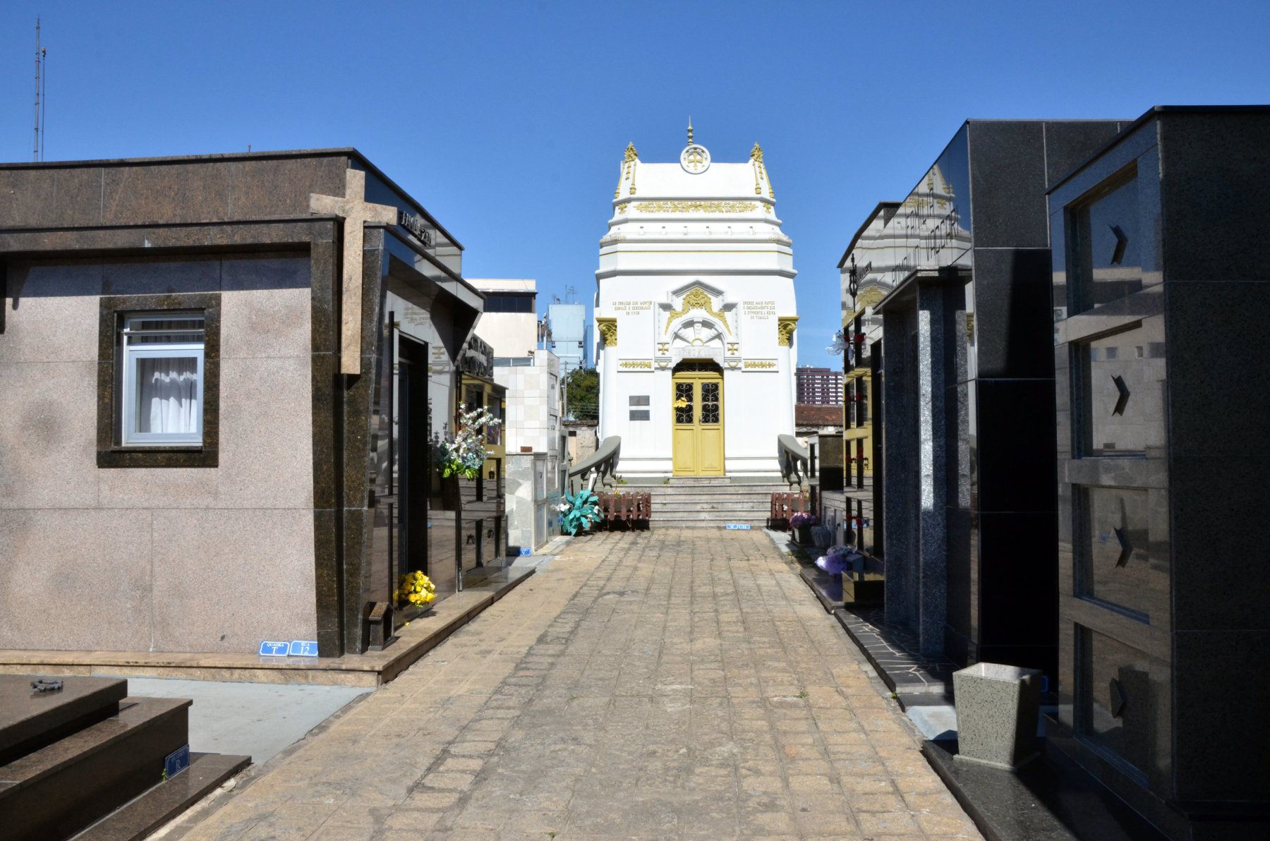 “Os mortos que ainda vivem”: os túmulos como lugar de memória