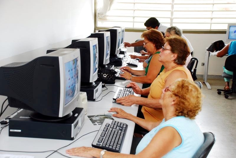 A Educação de Jovens e Adultos e a inserção do Computador no cotidiano do aluno no ambiente escolar