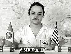 Um incrível menino preso no álbum de seus pensamentos