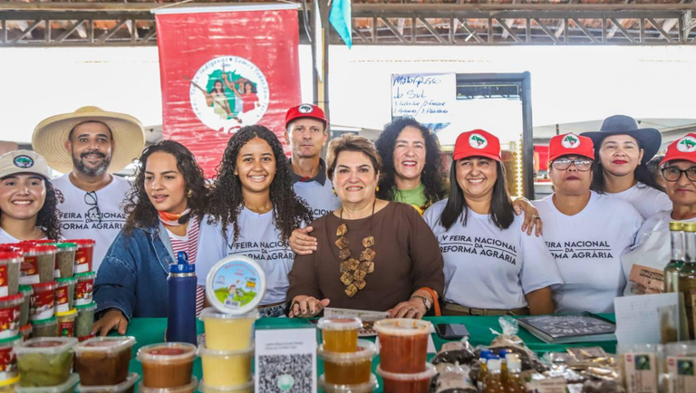 Em feira da reforma agrária, ministra das Mulheres destaca papel do MST na defesa do clima