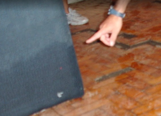 OLHANDO PARA O CHÃO