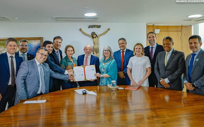 Lula assina MP com aumento de 5,4%, no piso do magistério, que volta a ter ganho real em 2026