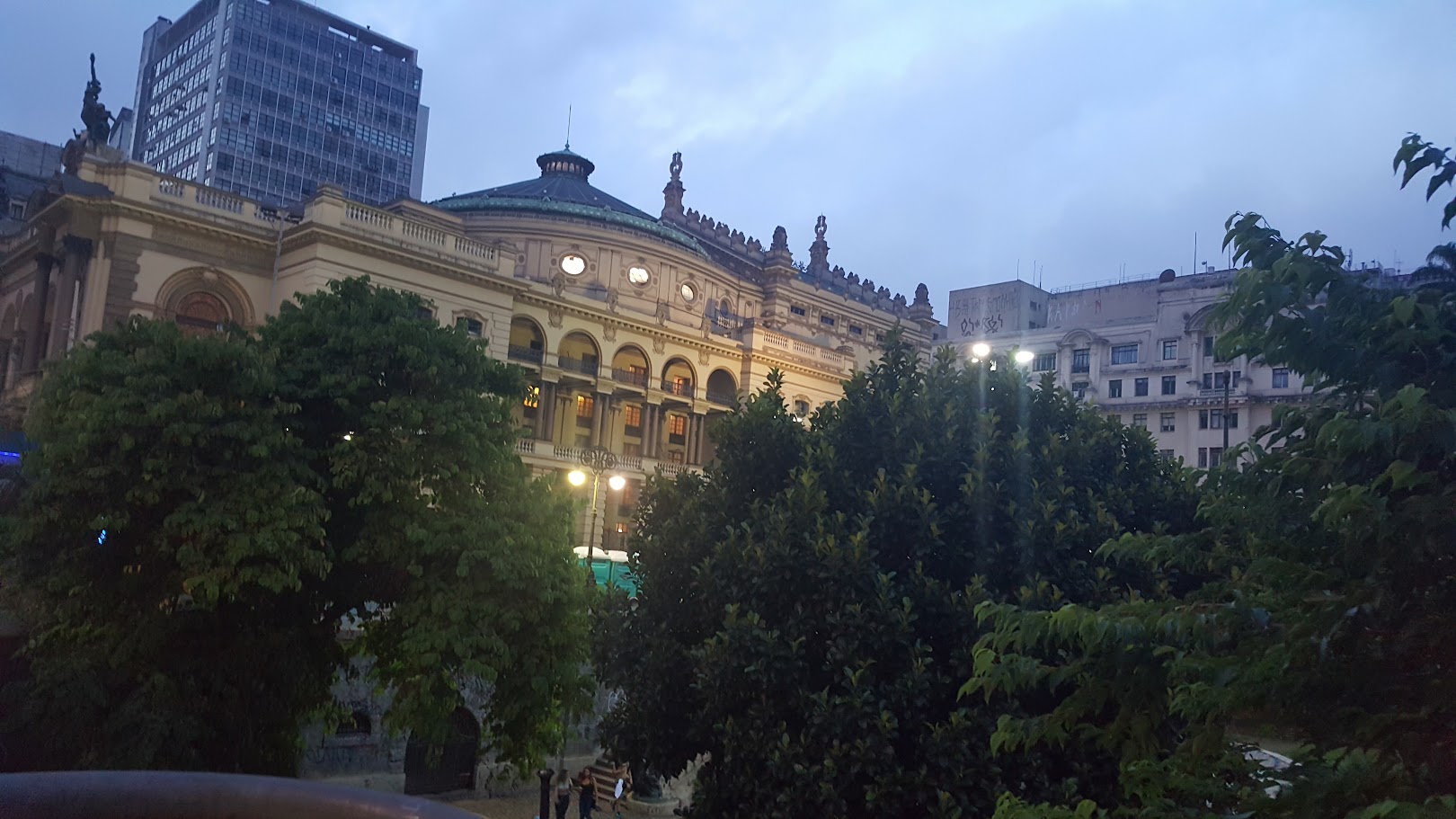 São Paulo, 472: céu e inferno pulsam