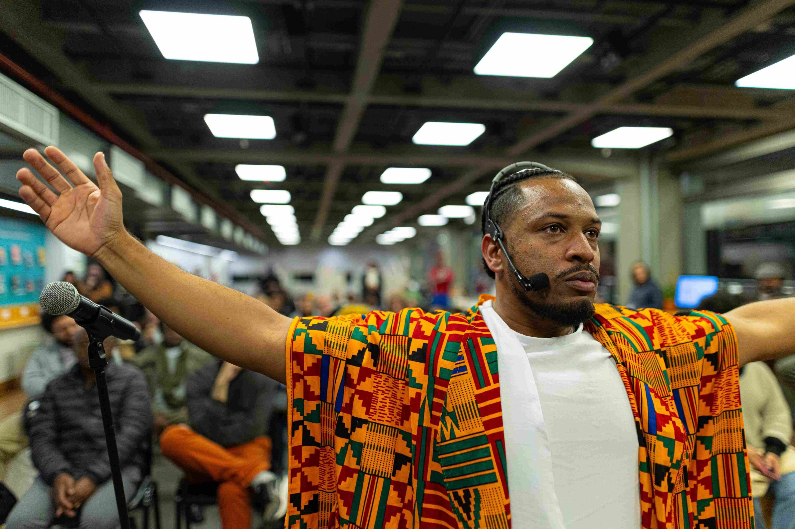 Espetáculo literário com o poeta Cleyton Mendes conecta Brasil e África no Sesc Avenida Paulista 