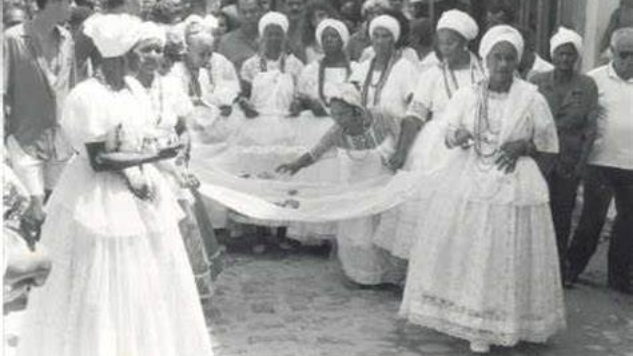 ENTRE TAMBORES E CÂNTICOS