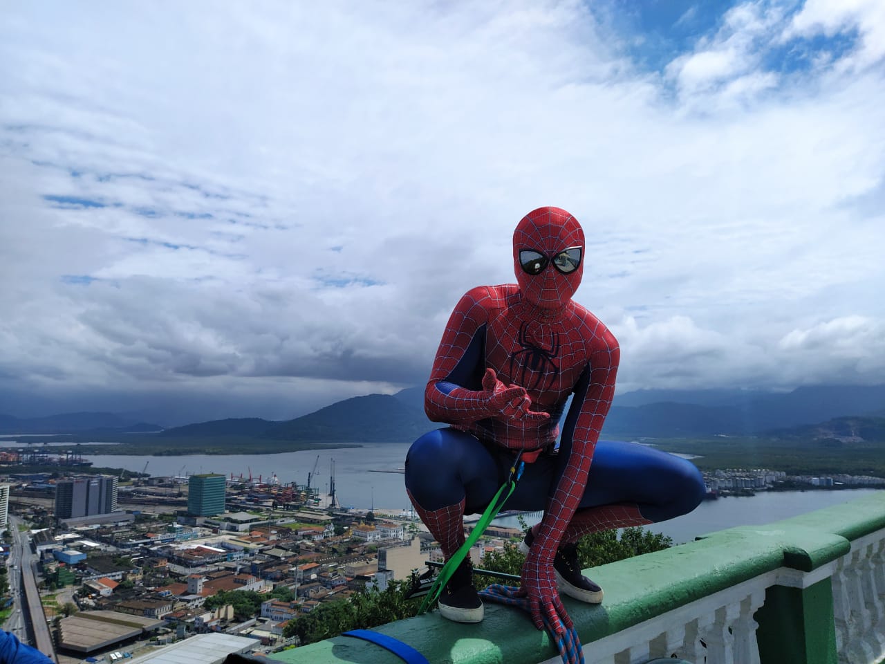 Homem-Aranha descerá 33 metros de prédio do Cine Roxy, em Santos