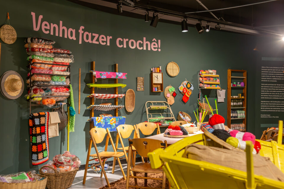 Programa Mãos e Fios promove saúde mental e complementação de renda entre mulheres por meio do artesanato