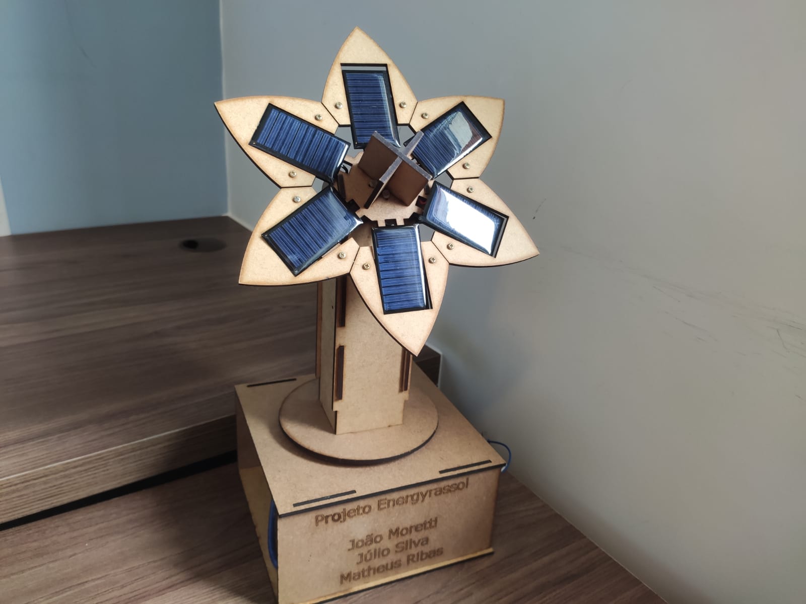 Inspirados em girassóis, alunos criam placa fotovoltaica móvel