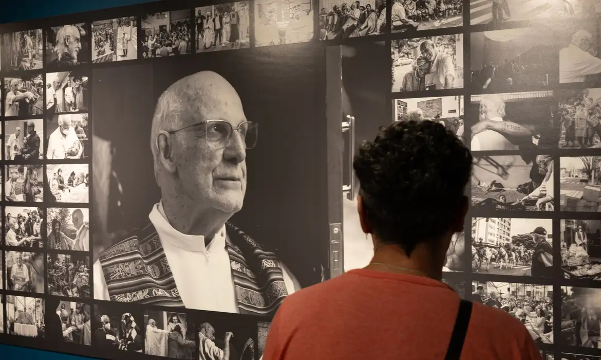 Tr3ze/Divulgação. Exposição em São Paulo homenageia Padre Júlio e pessoas em situação de rua. Foto: Tr3ze/Divulgação.