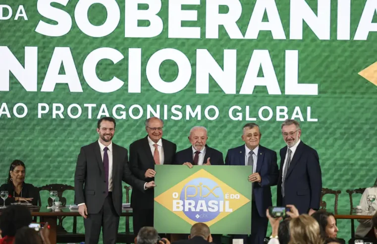 Em reunião ministerial, Lula defende soberania do Brasil e sequência de diálogo com os EUA