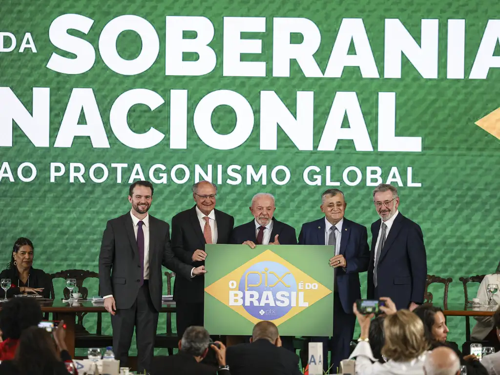 Em reunião ministerial, Lula defende soberania do Brasil e sequência de diálogo com os EUA