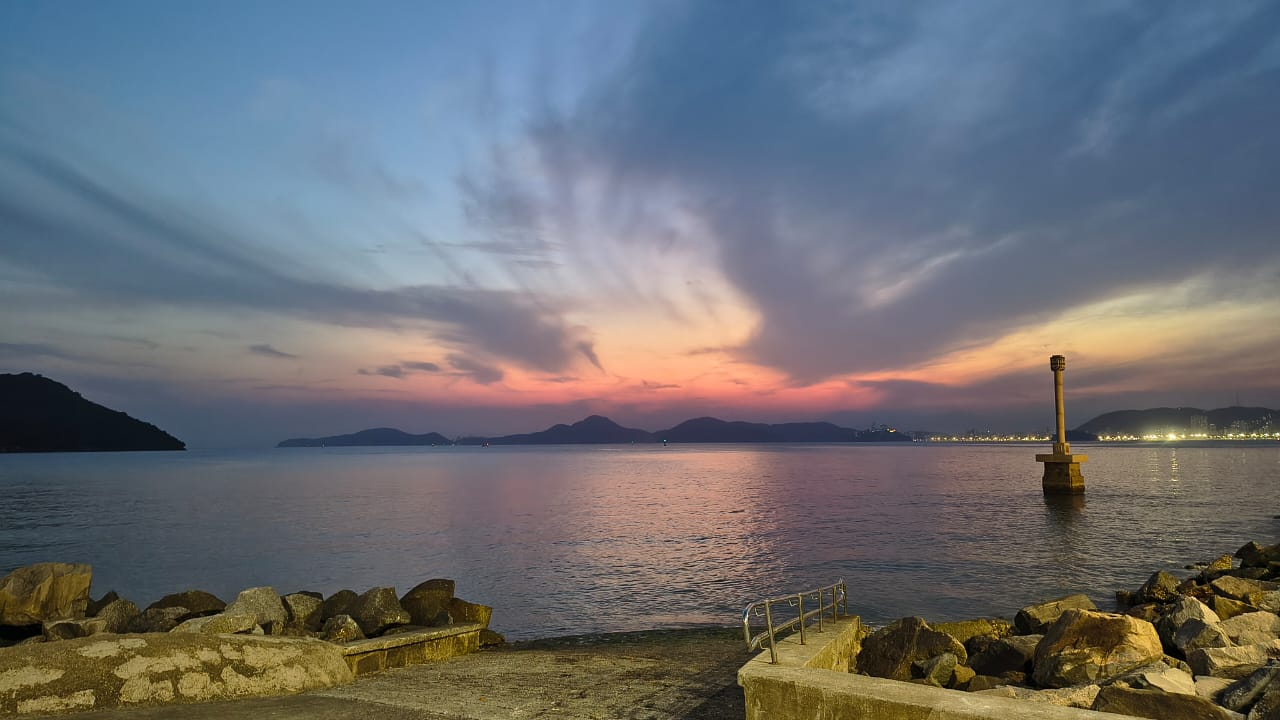 UM PÔR DO SOL QUALQUER