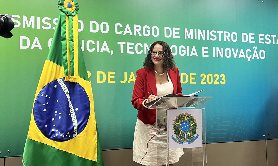 As bolsas de pesquisas são investimento no futuro do país, diz Luciana Santos ao assumir o MCTI