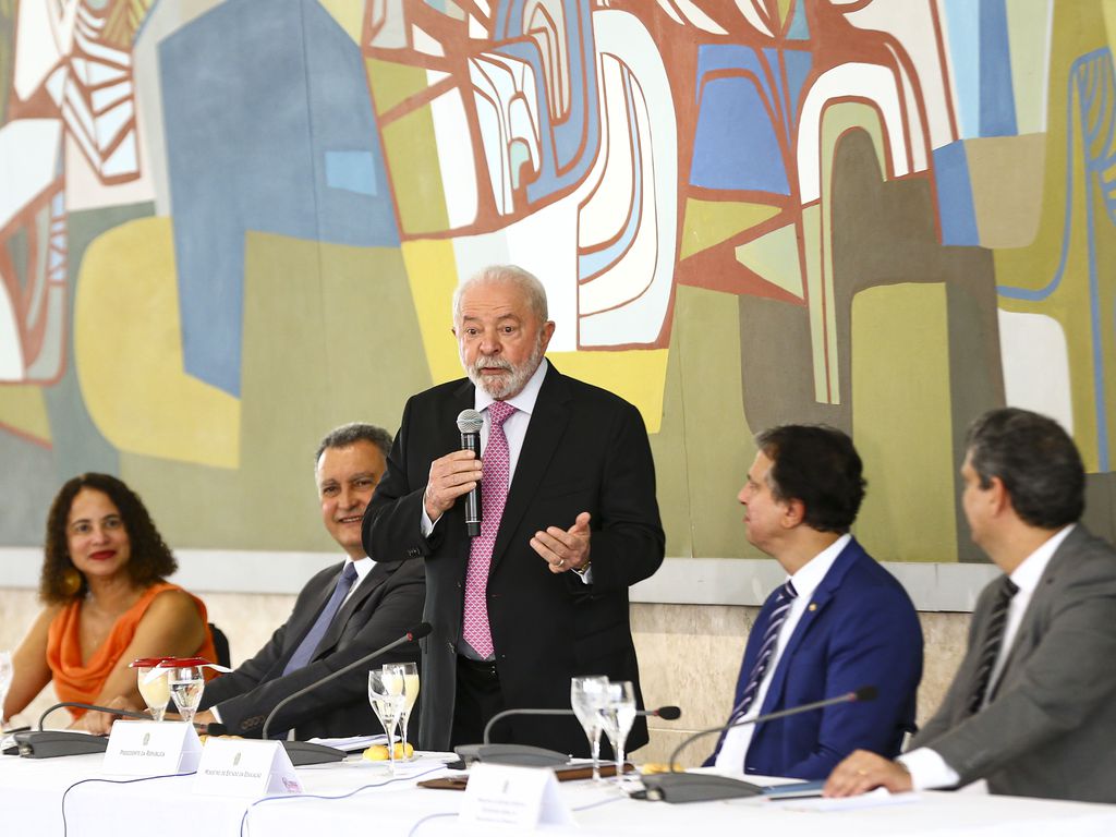 Lula diz a reitores que educação vai sair do obscurantismo