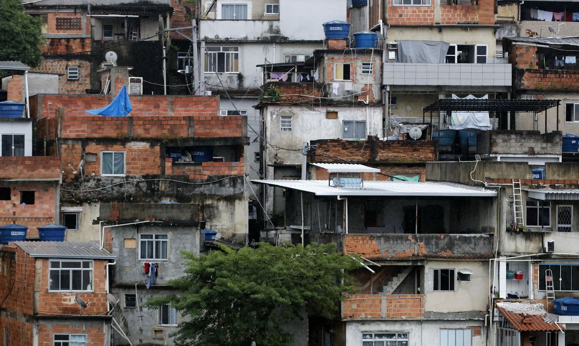 Número de moradores de favela com acesso a alimentos cai 97% em um ano