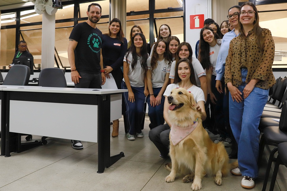 Estudantes do Colégio Santa Marcelina articulam proposta de lei para regulamentar terapia assistida por cães em Belo Horizonte
