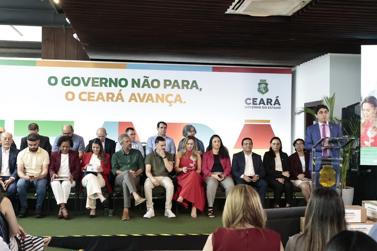 Universidade Aberta do Brasil fortalece polos no Ceará com entrega de computadores