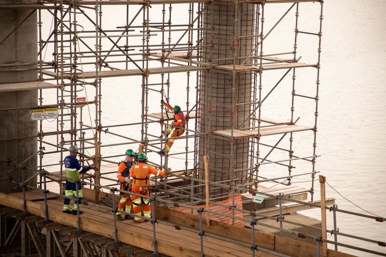 País fecha 2025 com menor desemprego da história; renda do trabalho cresce 7,5% e é recorde